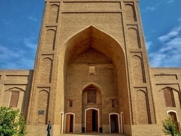 AL-TERMIZIY QADIMDAN YASHNAGAN DOYIRLARGA SAYOHAT!